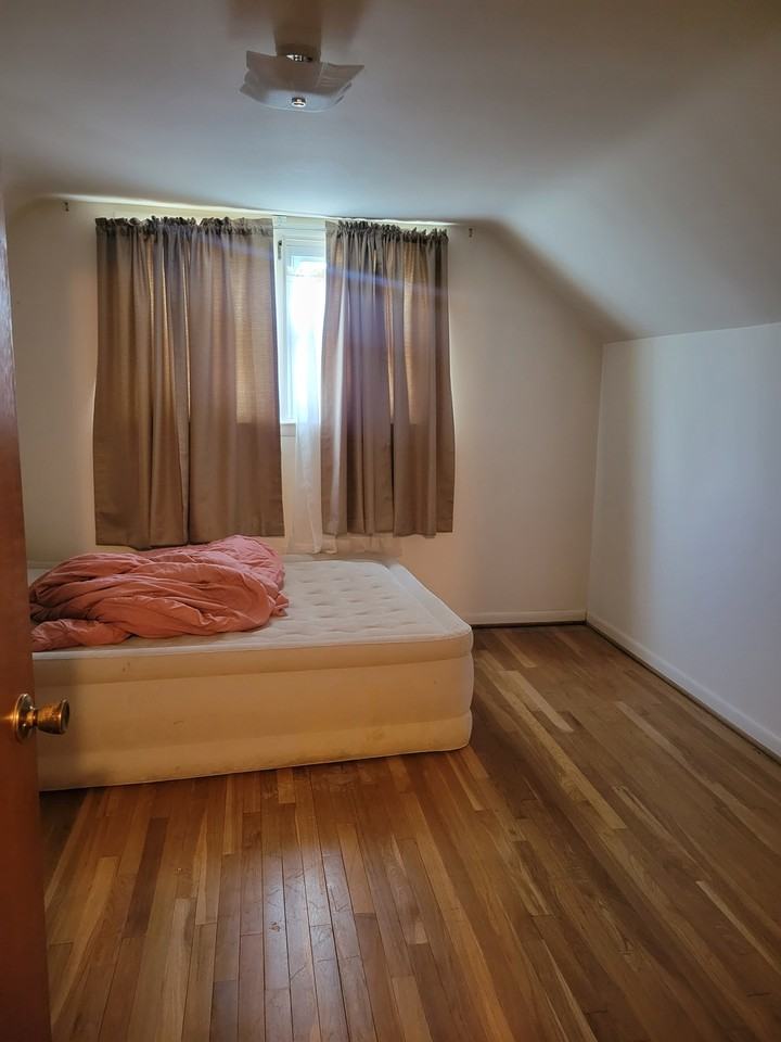 1350 Wingate Ave - Photo 4 of 20