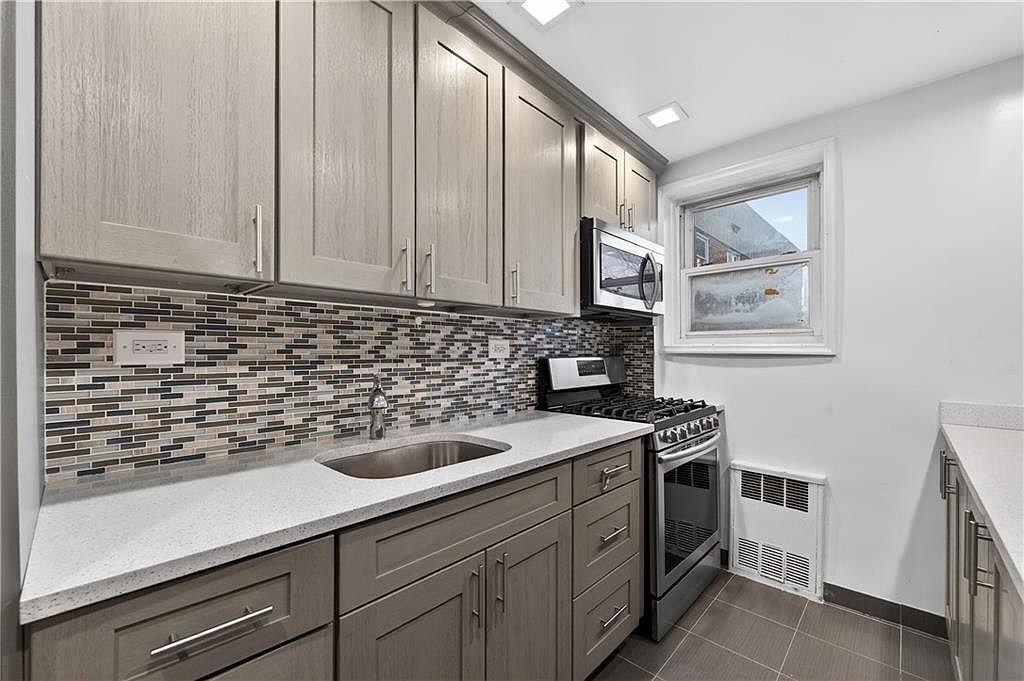 6692 Selfridge St - Photo 2 of 6