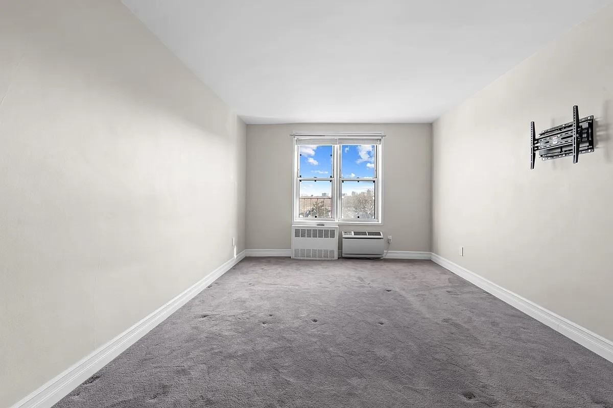 6820 Selfridge St - Photo 5 of 16