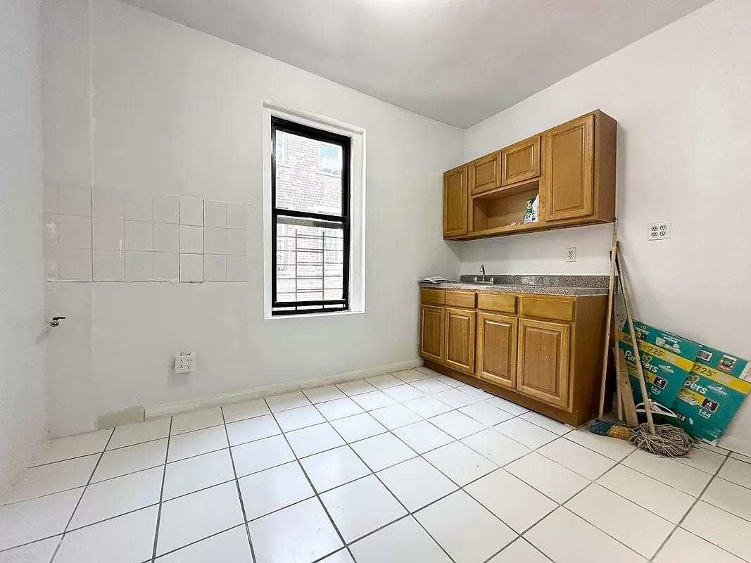2523 Aqueduct Ave - Photo 5 of 10