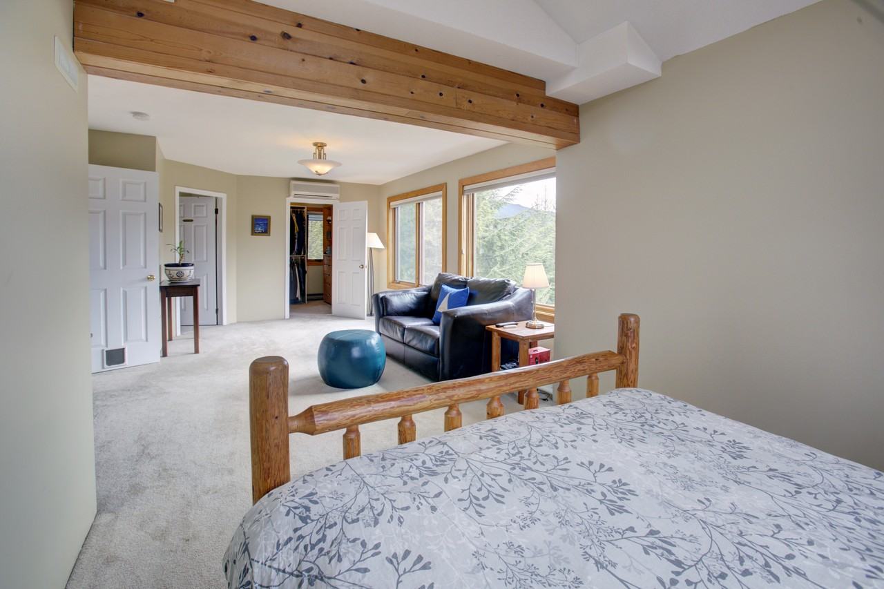 8261 Valley Dr - Photo 3 of 50