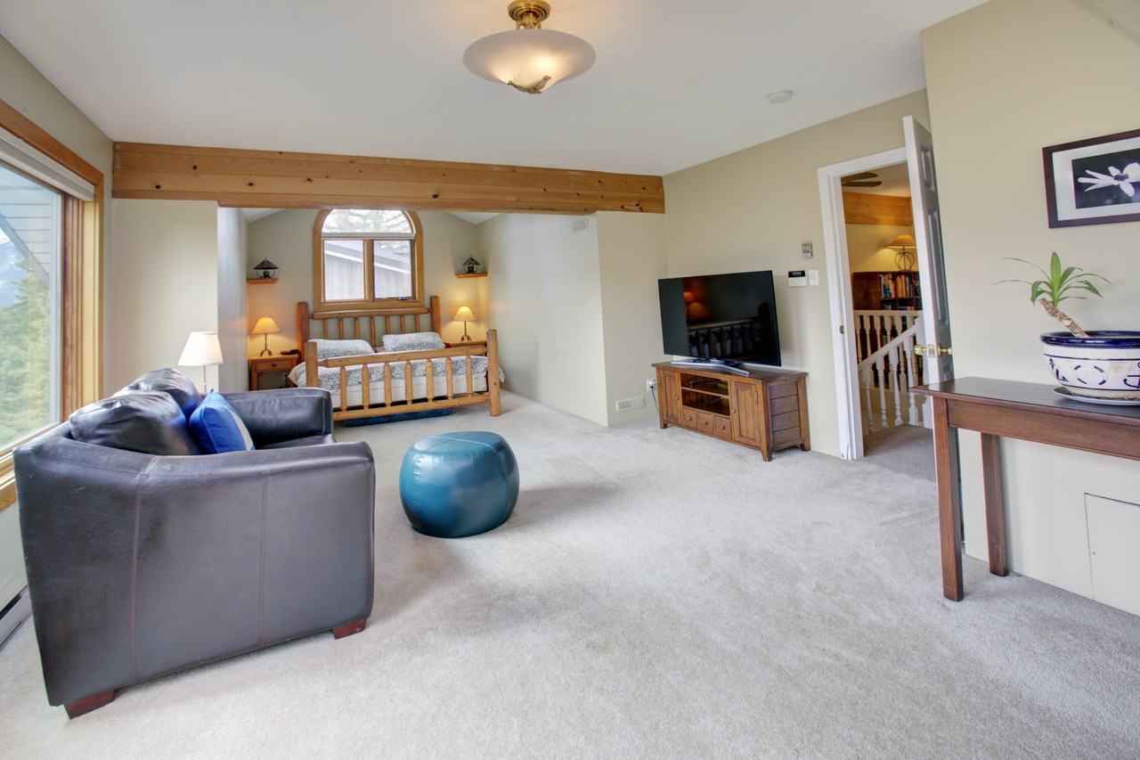 8261 Valley Dr - Photo 5 of 50