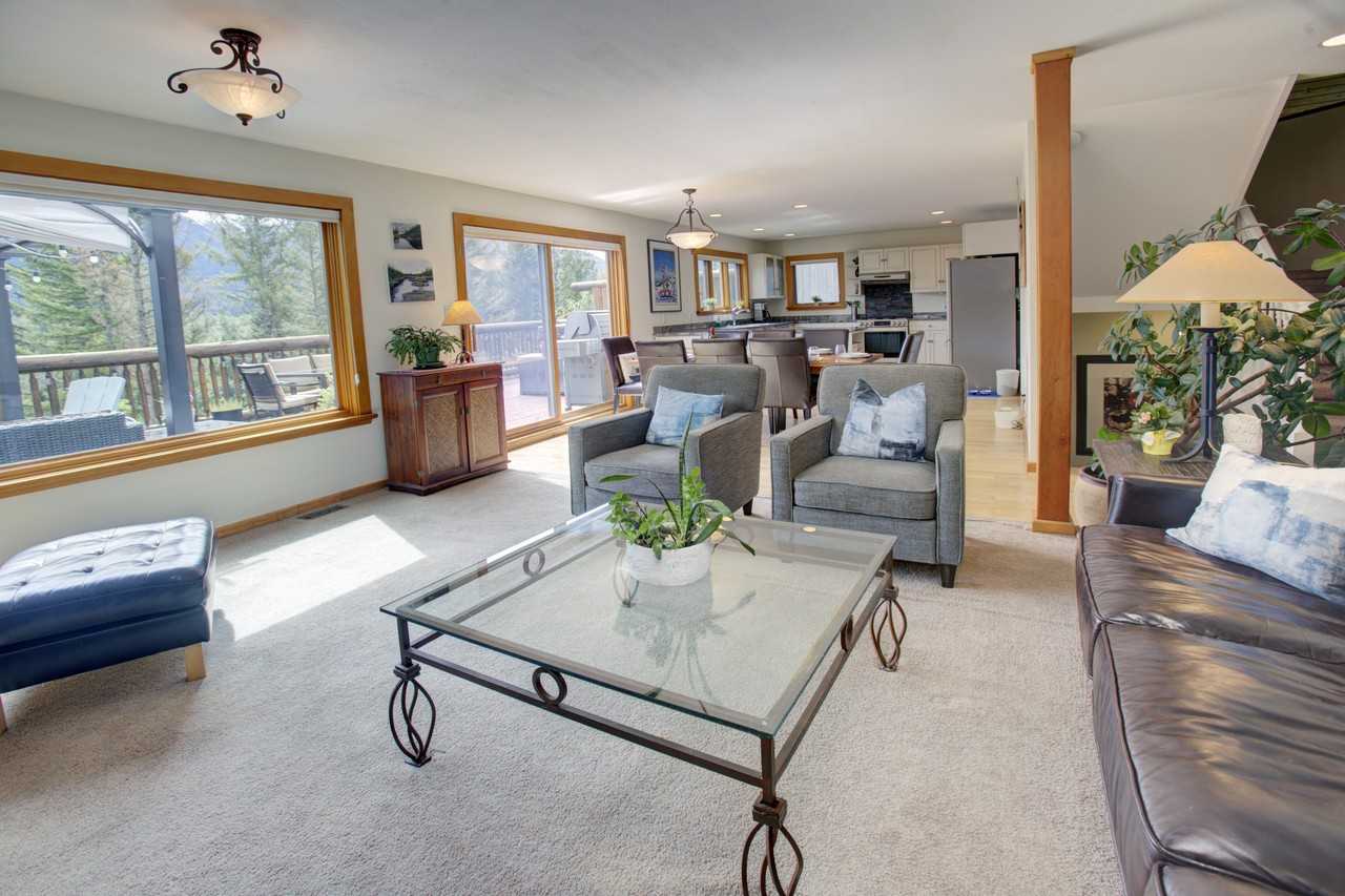 8261 Valley Dr - Photo 3 of 40