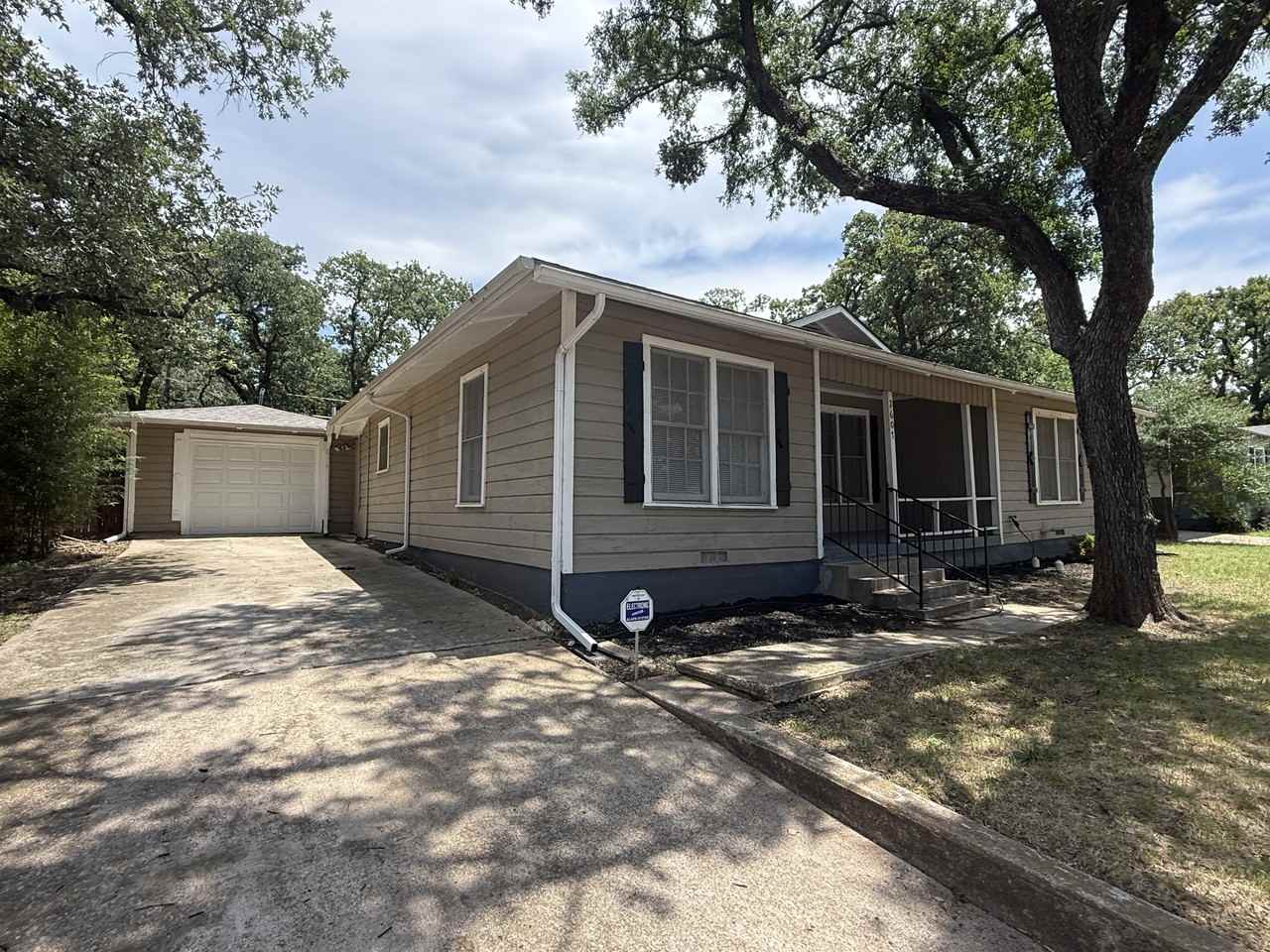2607 Yeager St - Photo 2 of 16