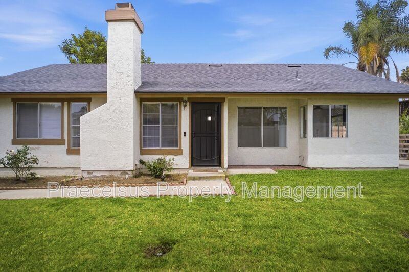631 Hampshire Ln - Photo 2 of 23