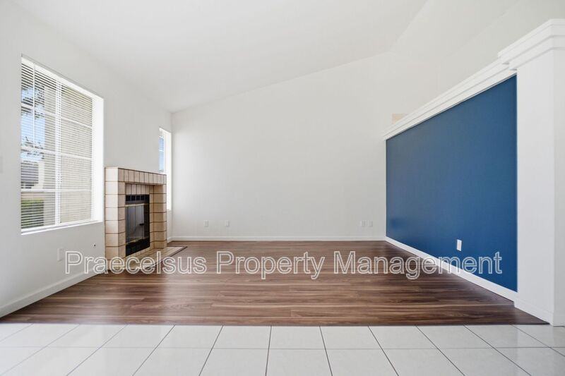 631 Hampshire Ln - Photo 4 of 23