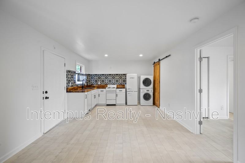 910 Shelby Ave #201