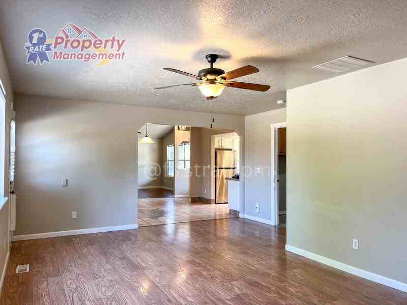 3079 N Columbine Ave - Photo 2 of 18