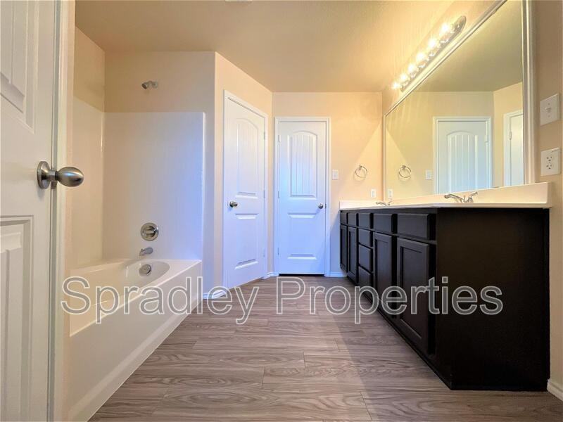 2214 Justice Dr - Photo 5 of 9