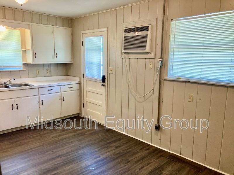 1005 Tucker St #B - Photo 4 of 17