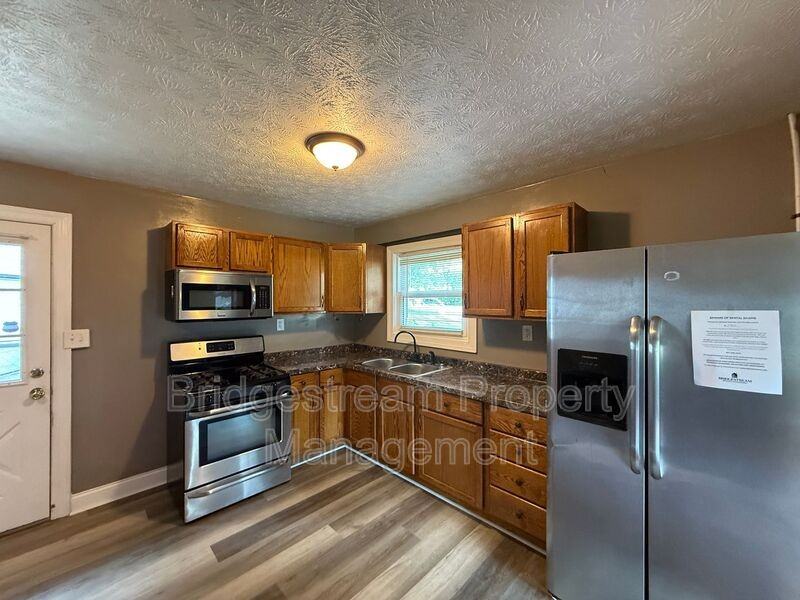 5775 Penn Ave - Photo 3 of 9