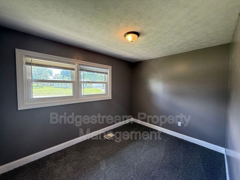 5775 Penn Ave - Photo 5 of 9