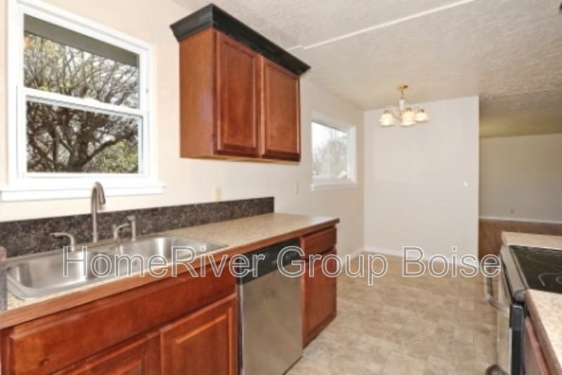 919 N Riviera Dr - Photo 3 of 11