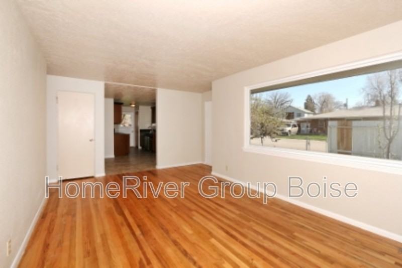 919 N Riviera Dr - Photo 5 of 11