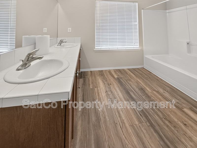 948 Se Elina Ave - Photo 3 of 11