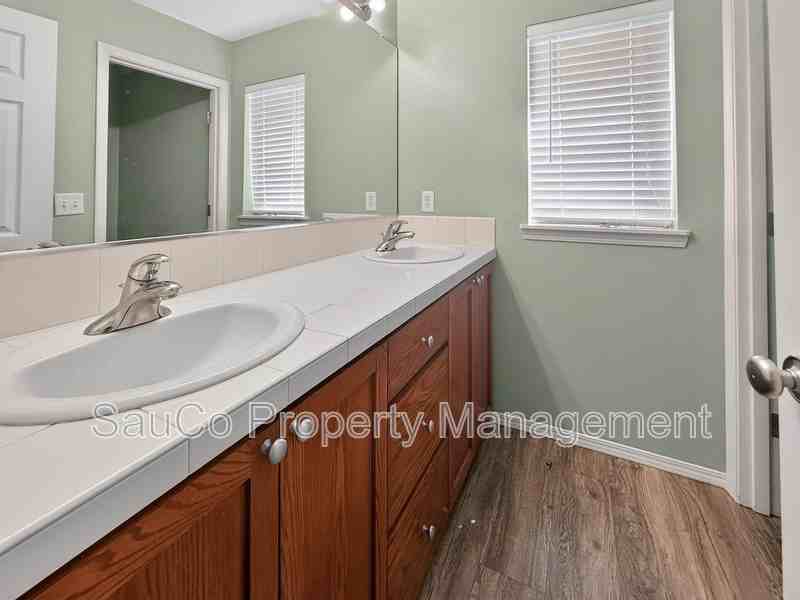 948 Se Elina Ave - Photo 6 of 11