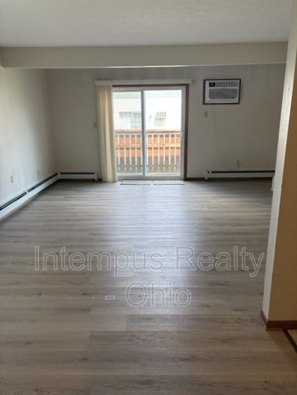 7465 Huntington Dr #5 - Photo 4 of 14