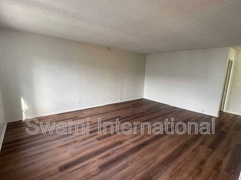 1303 W 107th St - Photo 6 of 30