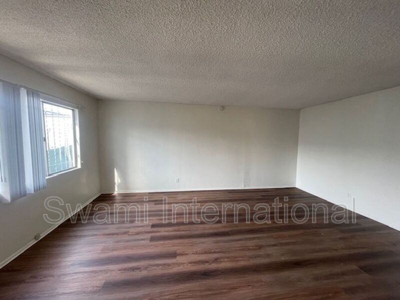 1303 W 107th St - Photo 7 of 30