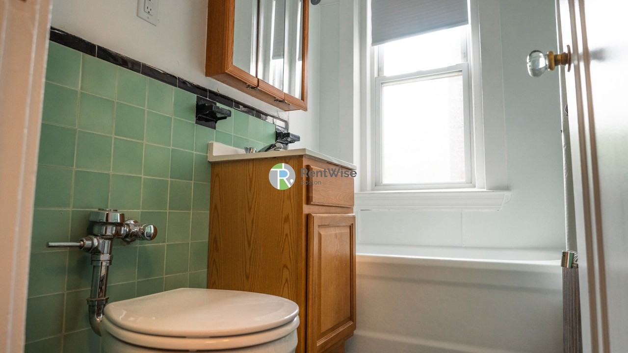 66 Chiswick Rd #20 - Photo 4 of 10