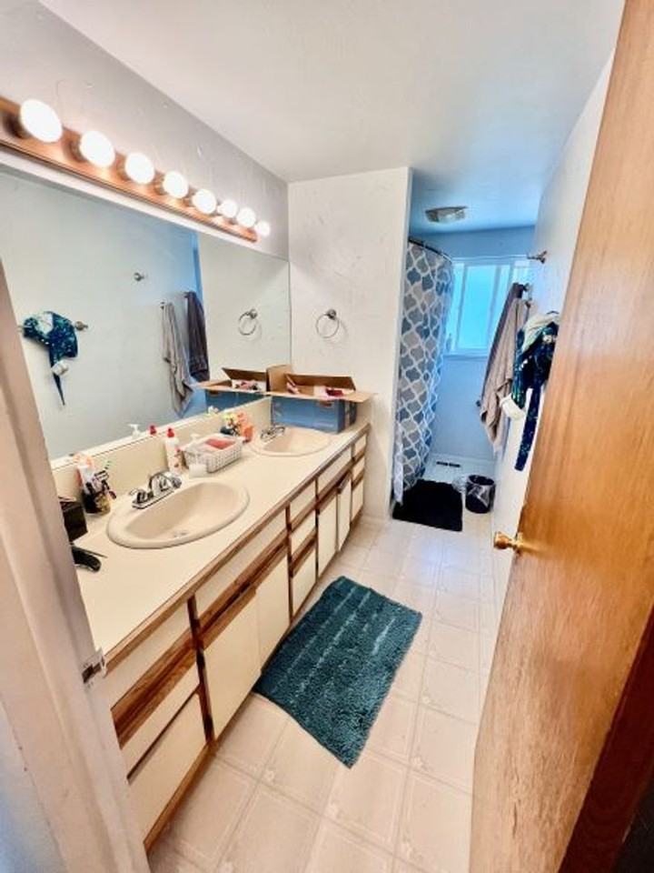 2021 Snyder Ave - Photo 4 of 11