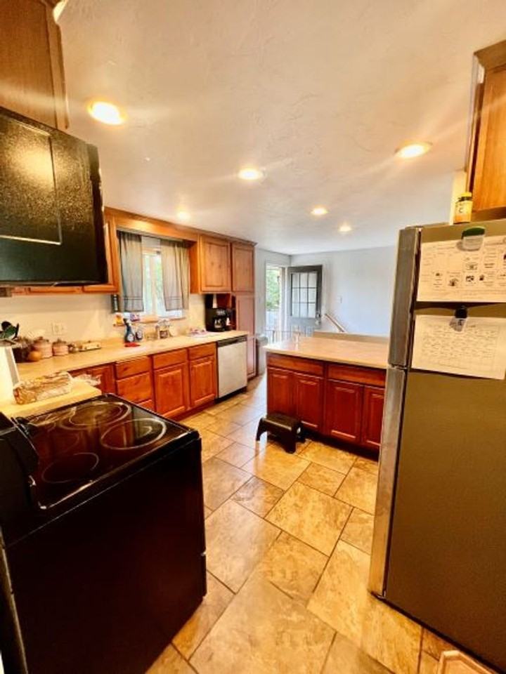 2021 Snyder Ave - Photo 7 of 11