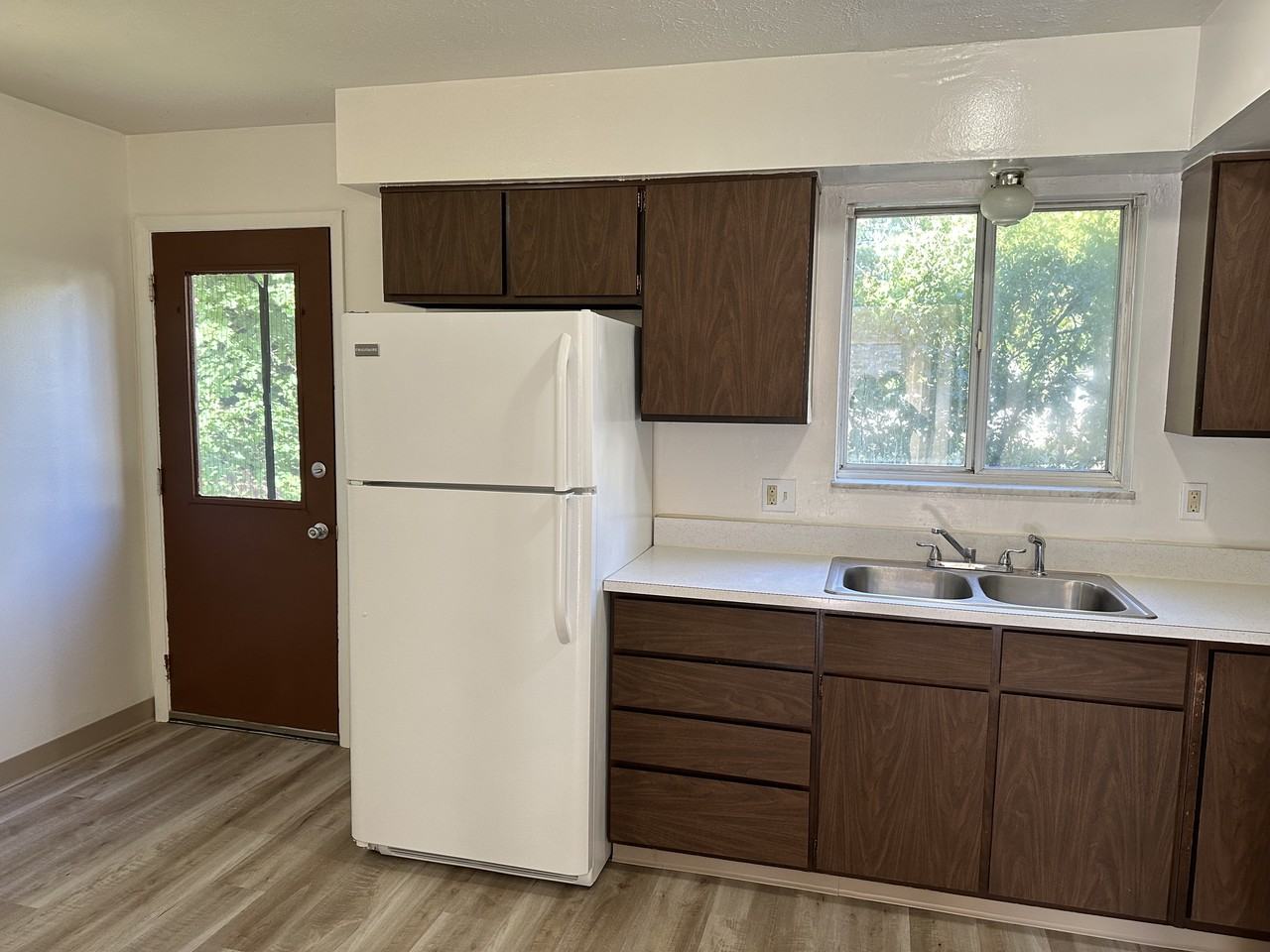 658 Loomis Avenue - Photo 3 of 14