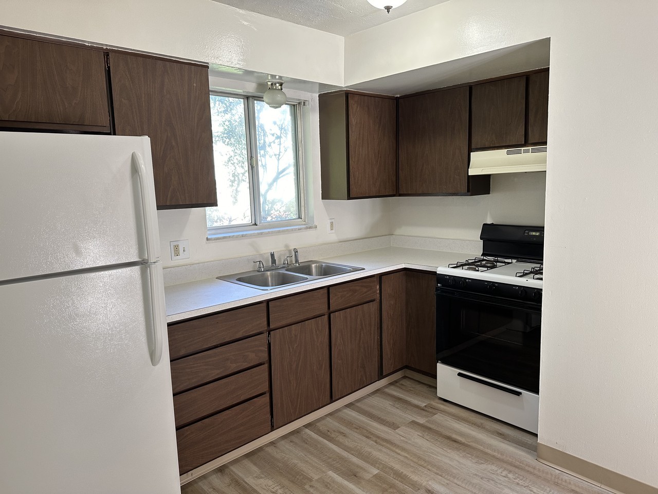 658 Loomis Avenue - Photo 4 of 14
