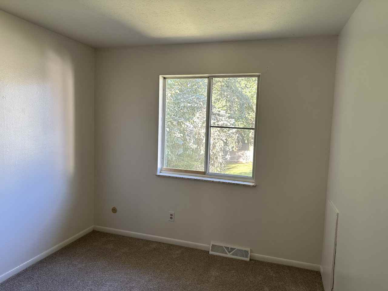 658 Loomis Avenue - Photo 6 of 14