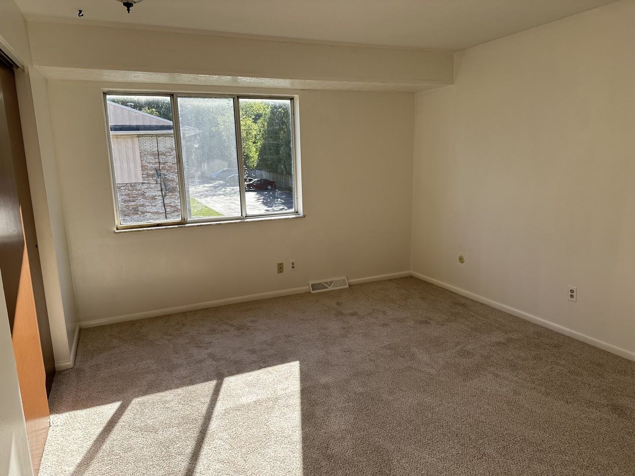 658 Loomis Avenue - Photo 7 of 14