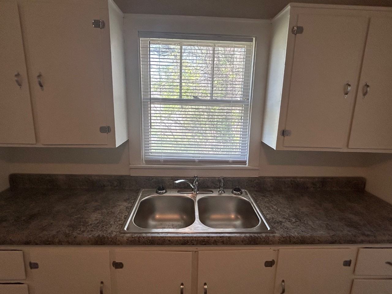 302 Bynum St - Photo 4 of 20