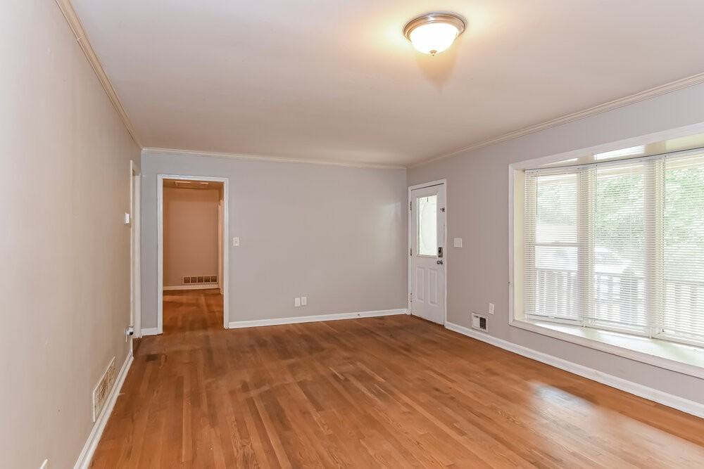 4630 Cresant Ln - Photo 4 of 16