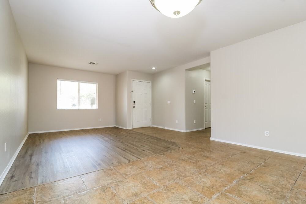 11542 W Mountain View Rd - Photo 4 of 17