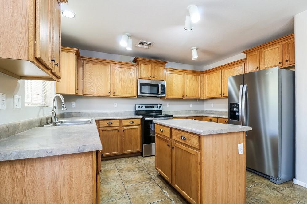 11542 W Mountain View Rd - Photo 7 of 17