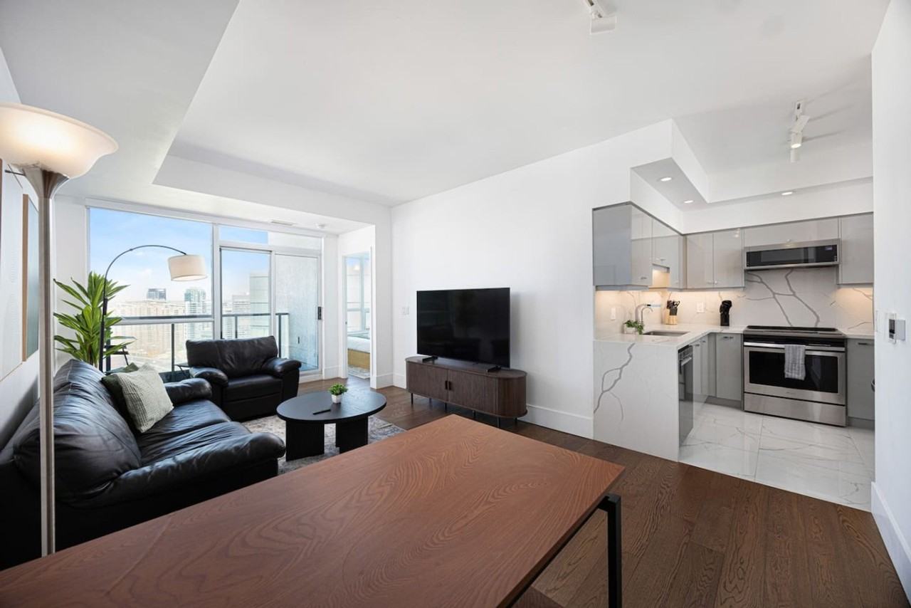 219 Fort York Blvd #1563222P - Photo 2 of 32