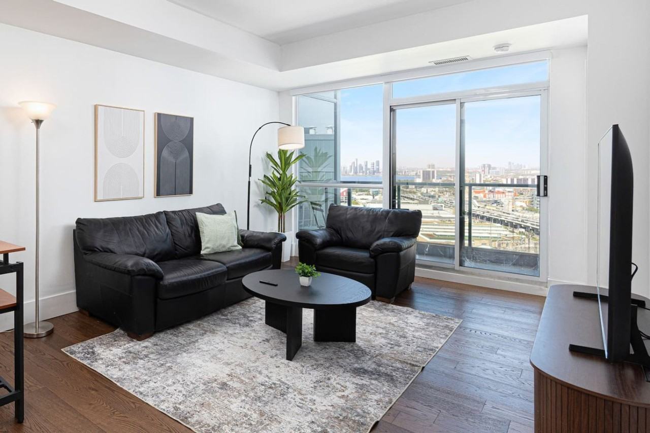 219 Fort York Blvd #1563222P - Photo 3 of 32