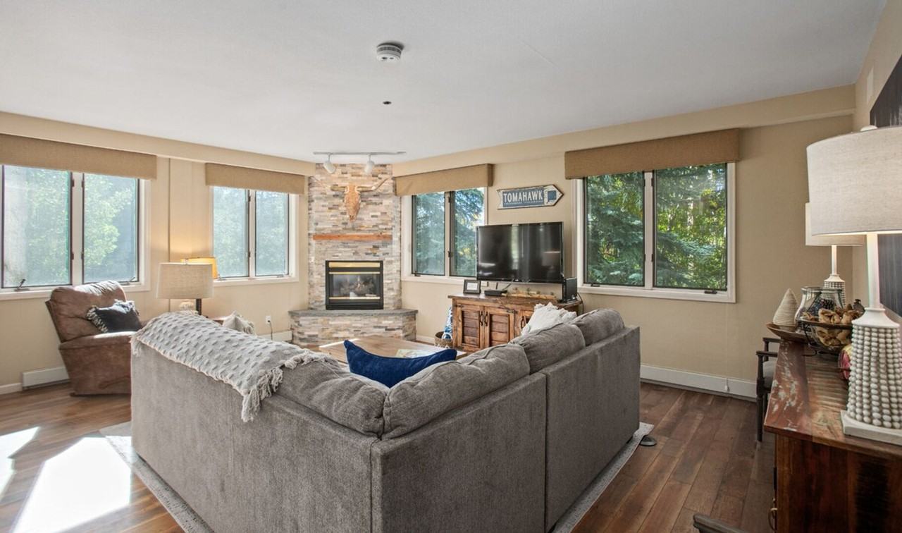 1495 Eagle Glen Dr #1564267P - Photo 3 of 50