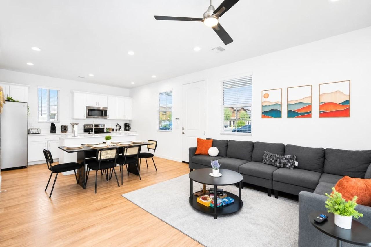 814 E Roma Ave #1568809P - Photo 3 of 41