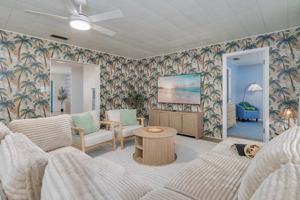 featured image of 1322 W Knollwood St