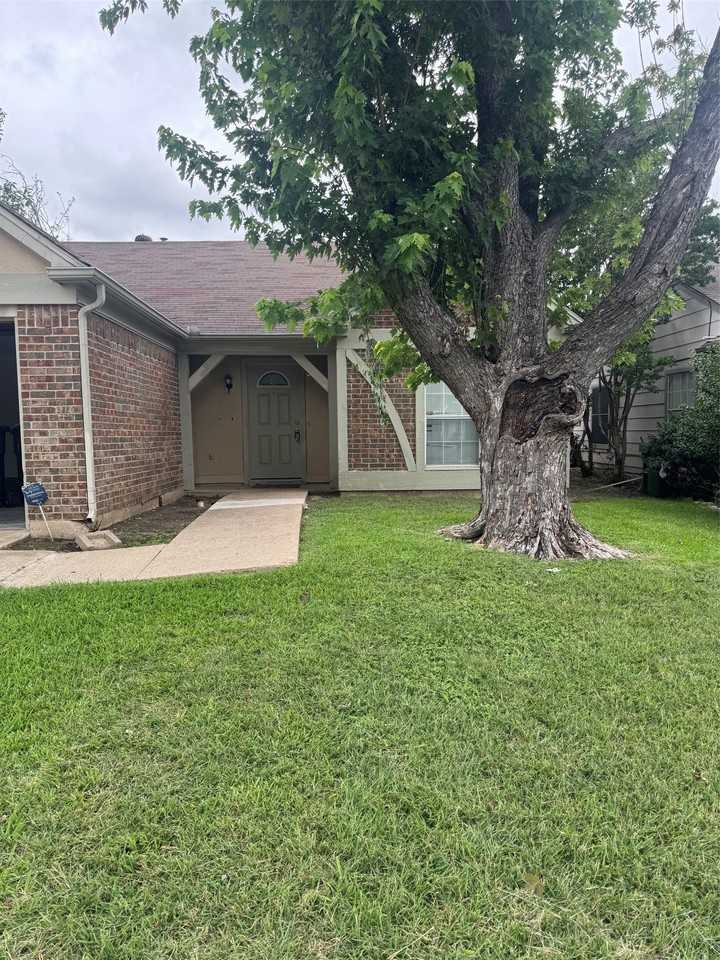 1009 Danforth Ct - Photo 2 of 3