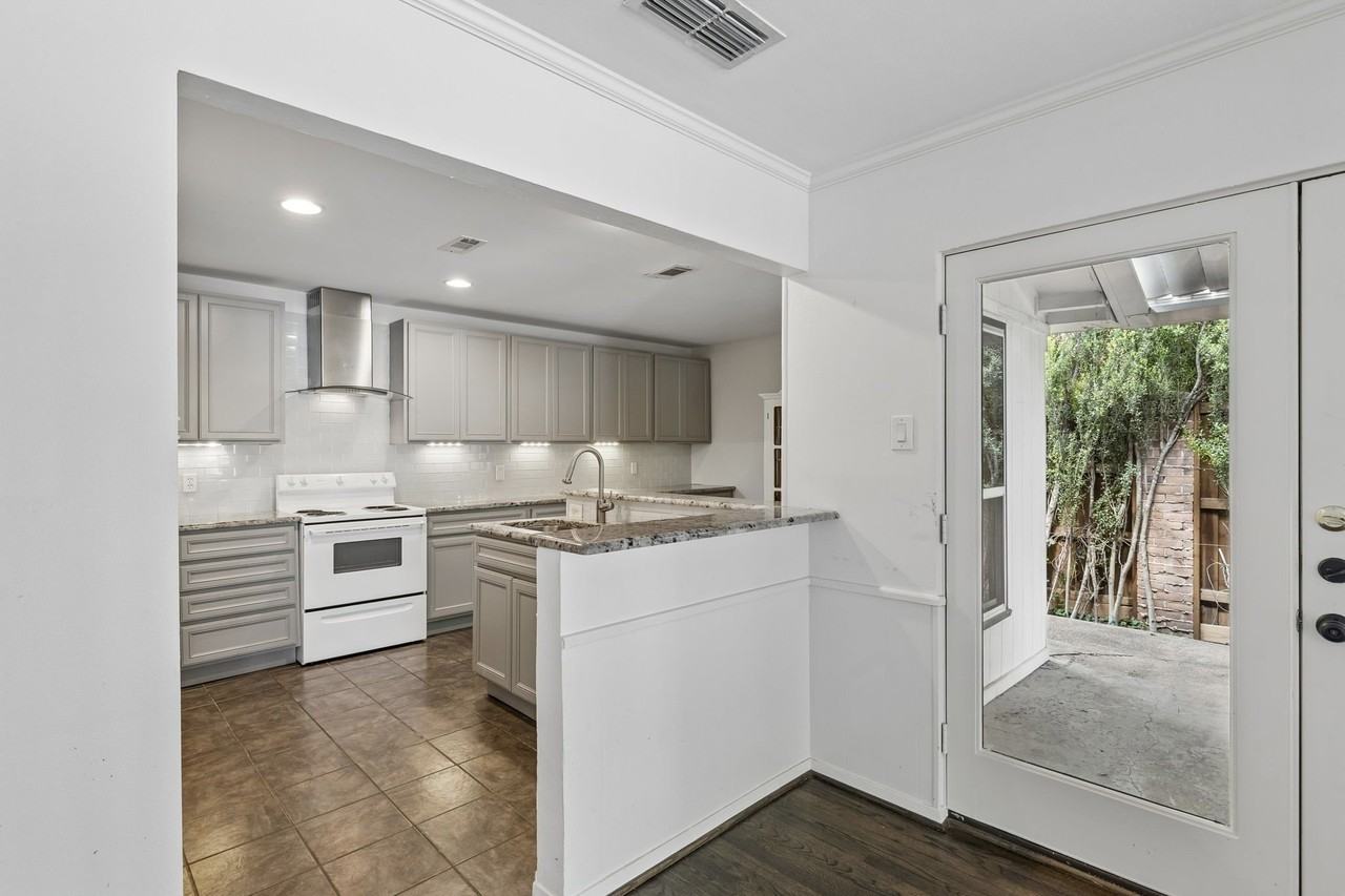 3553 Asbury St - Photo 3 of 22