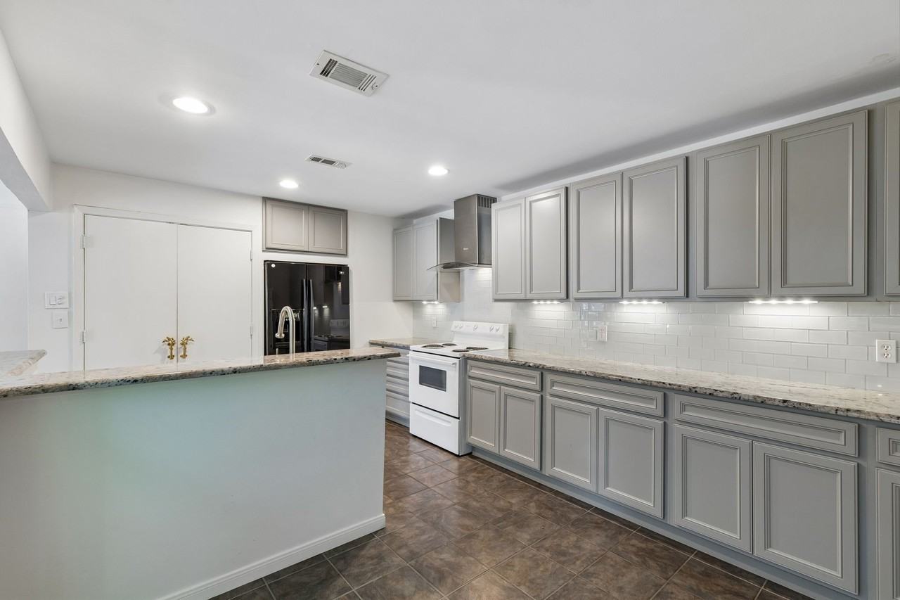 3553 Asbury St - Photo 5 of 22