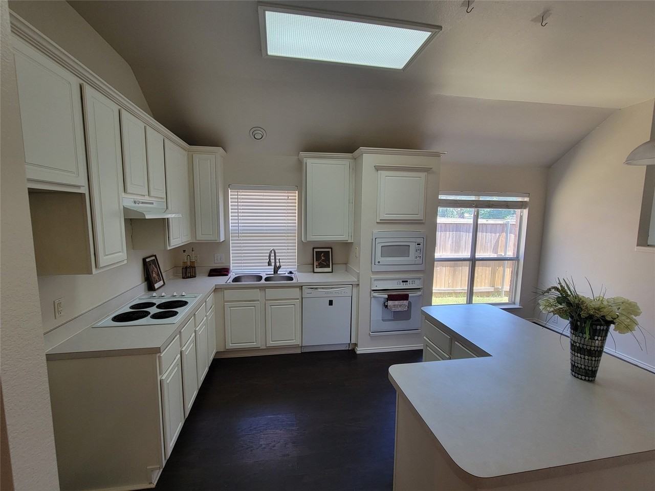 2913 Rush Creek Rd - Photo 3 of 32