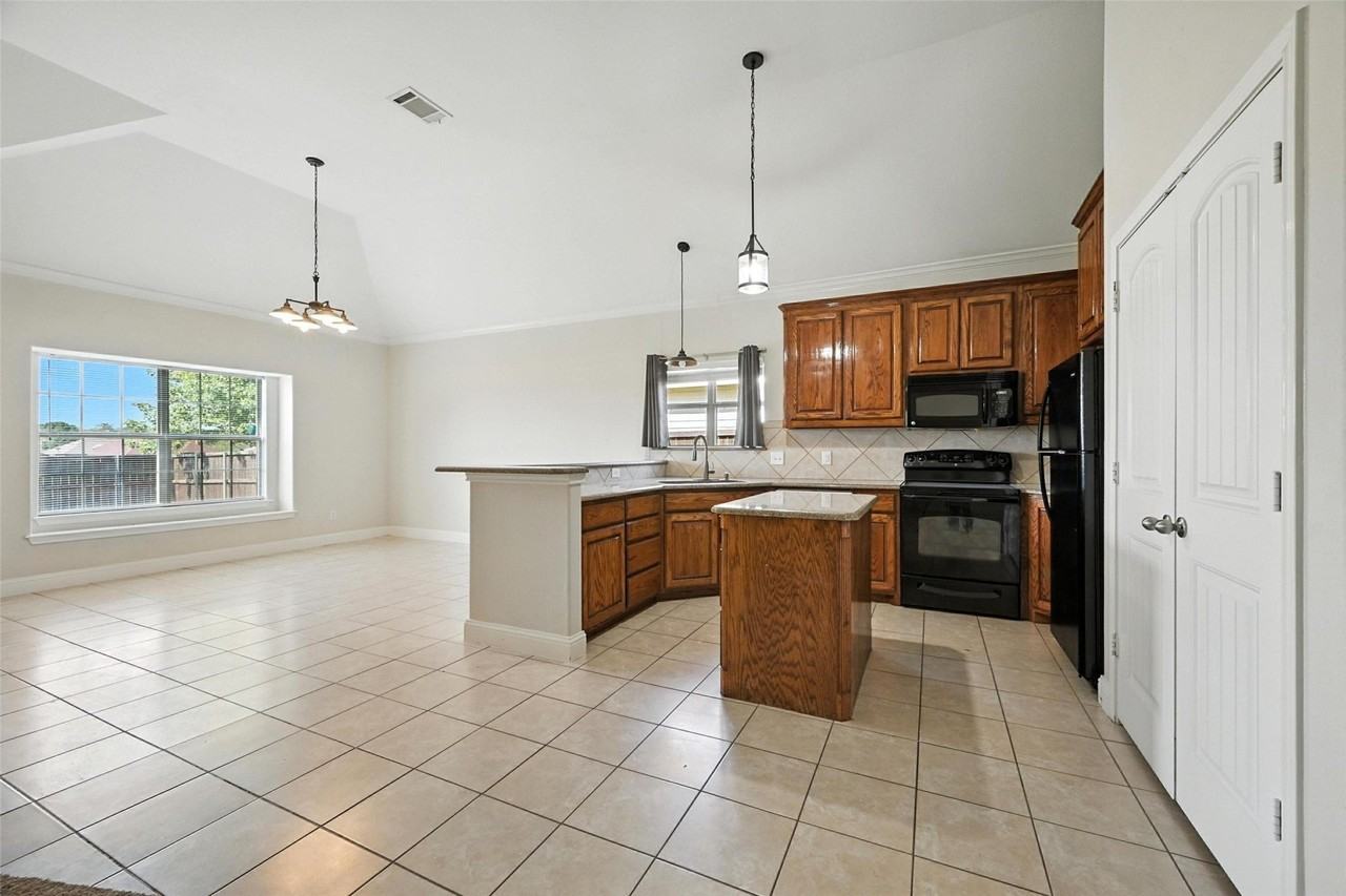 225 Glenview Dr #DR - Photo 2 of 15