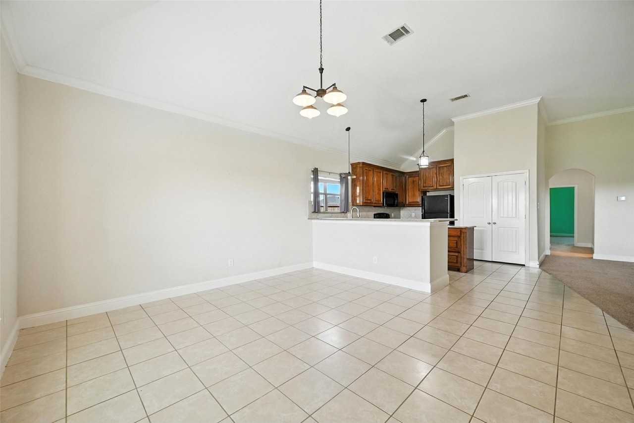 225 Glenview Dr #DR - Photo 3 of 15