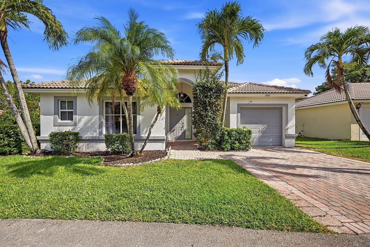 1852 Capeside Cir - Photo 2 of 33