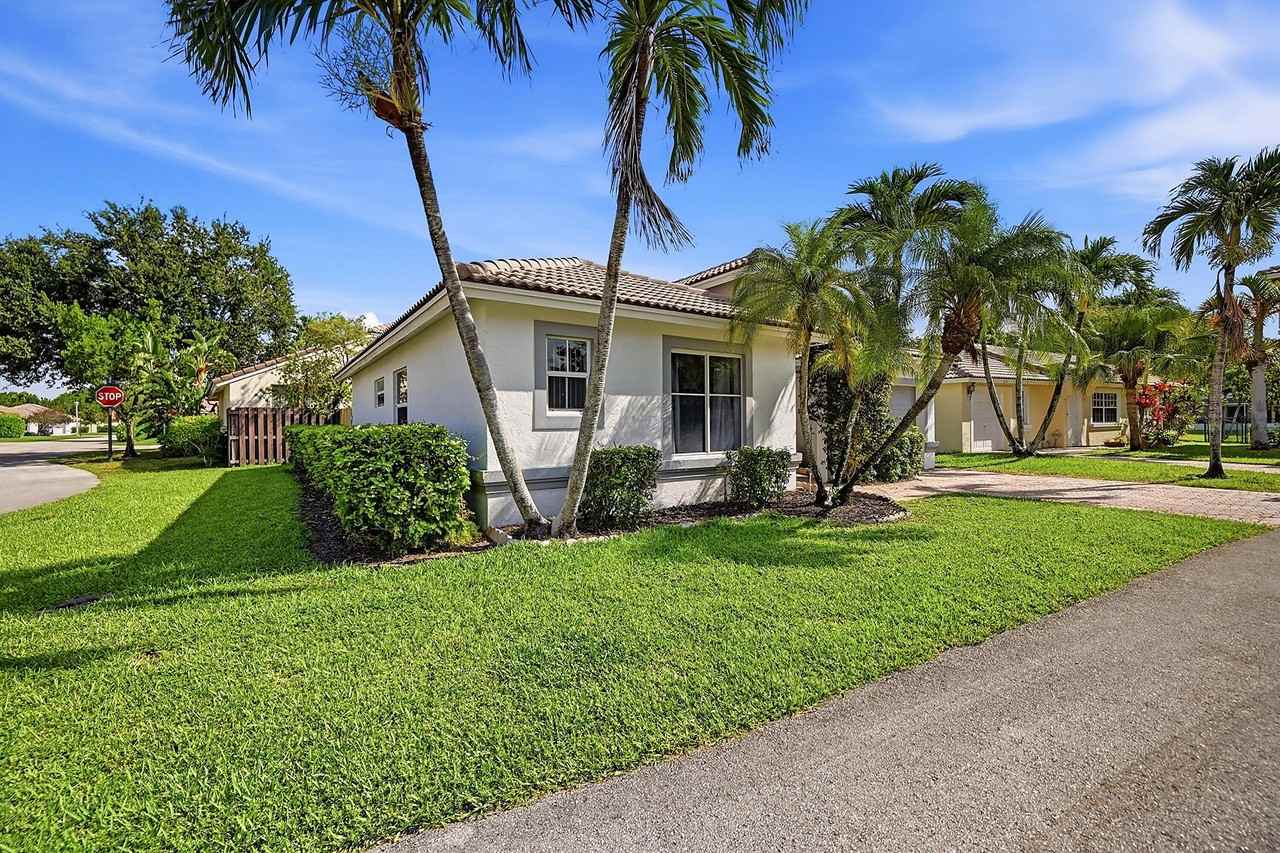1852 Capeside Cir - Photo 3 of 33