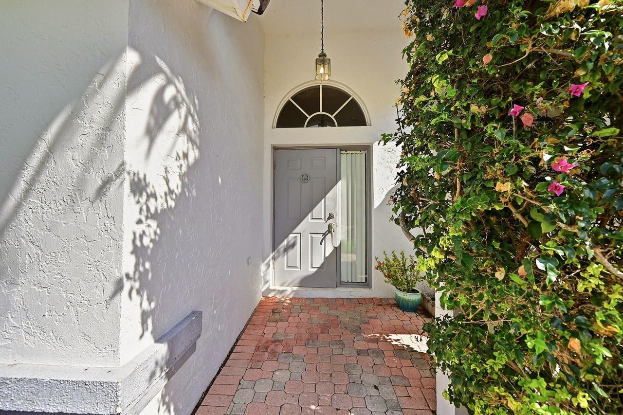 1852 Capeside Cir - Photo 4 of 33