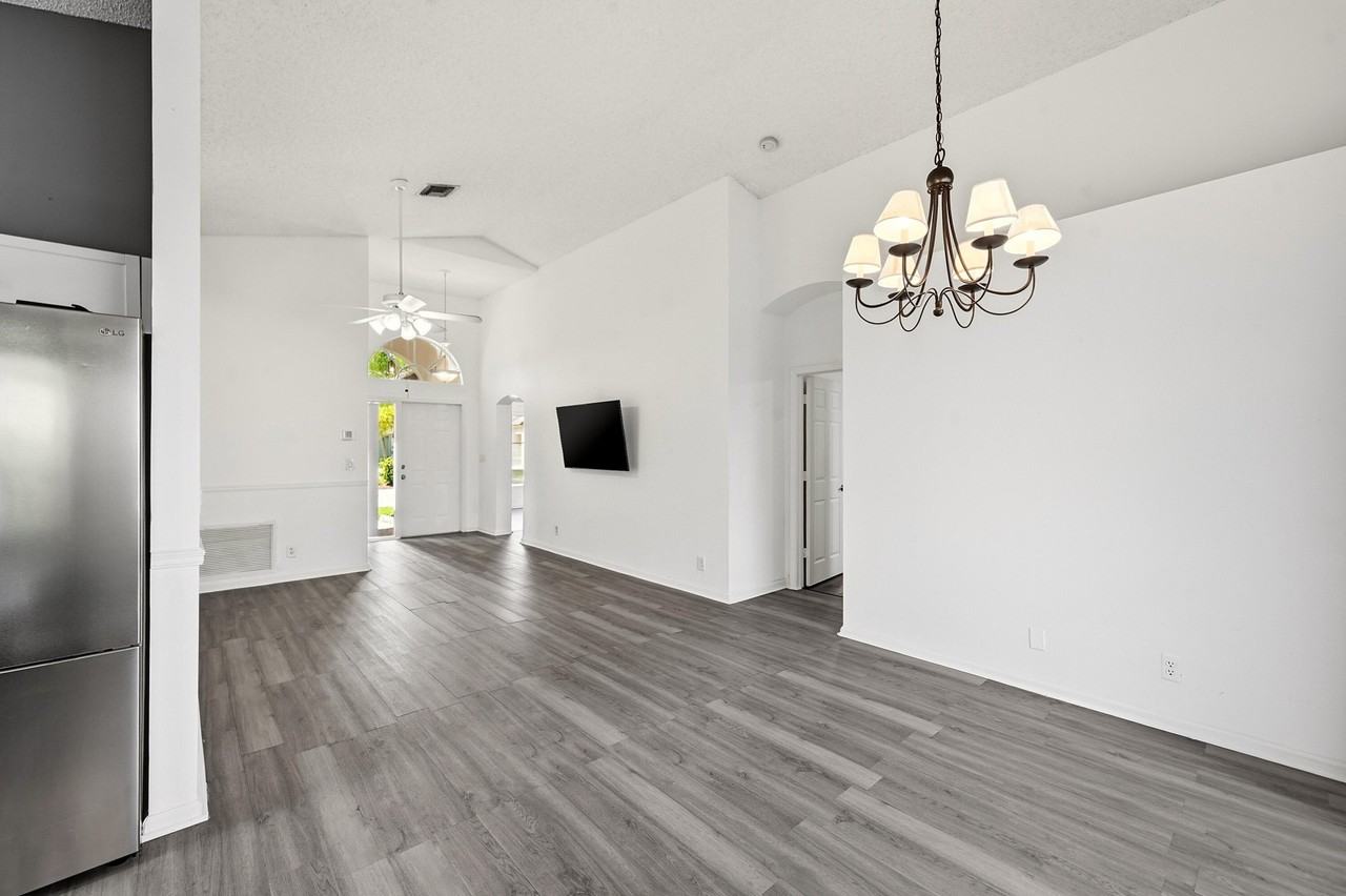 1852 Capeside Cir - Photo 5 of 33