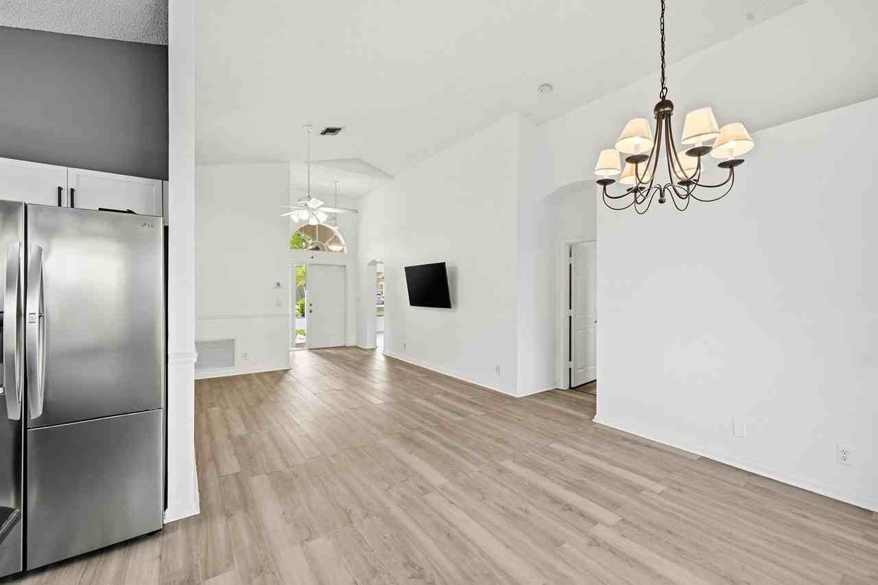 1852 Capeside Cir - Photo 6 of 33